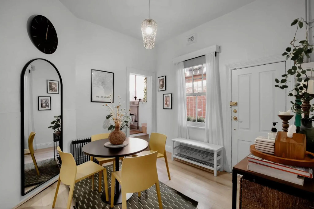 Your home on Smith St Collingwood (With Parking)