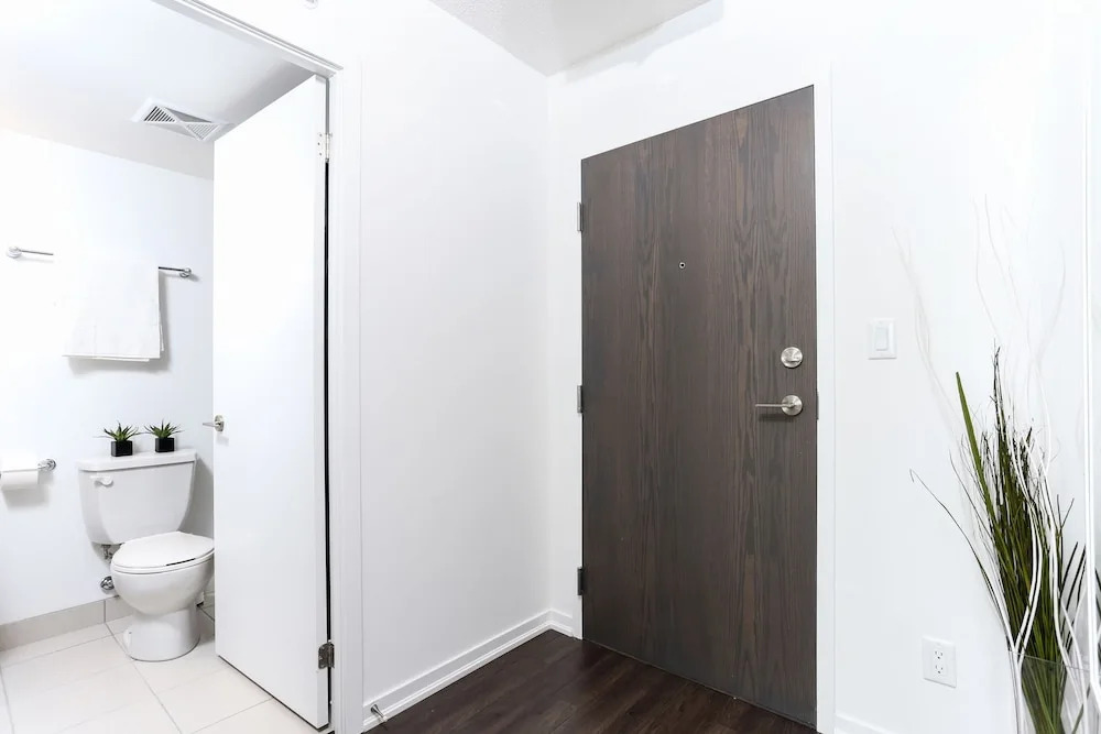 Platinum Suites - Fabulous CN Tower View. 2Bed 2Bath + Free Parking