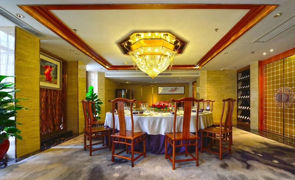Lucky Holiday Hotel