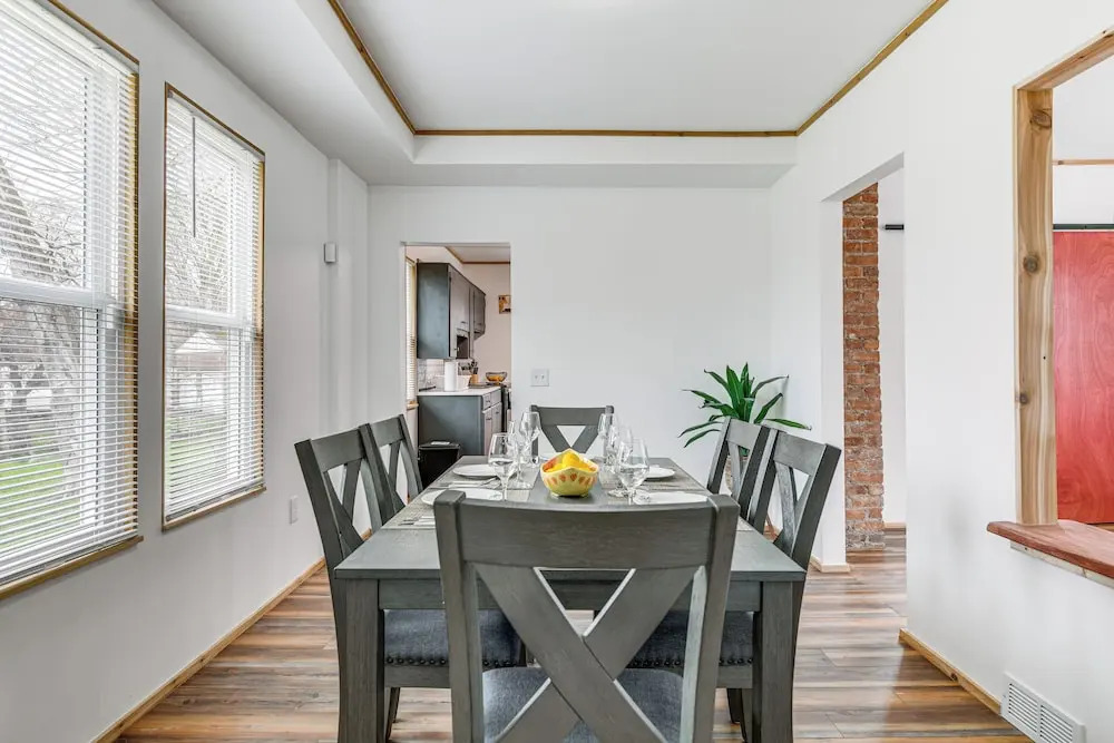 Charming Home - 2 Mi to Niagara Falls State Park!