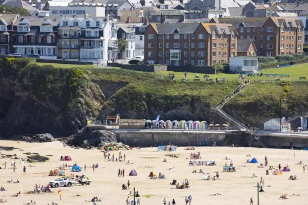 Central, stylish 3 bed apartment with sea views