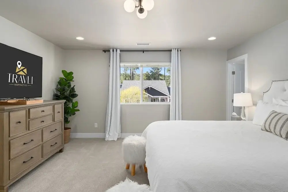 NEW Alamo Alpine Retreat Sleeps 11 3 Showers