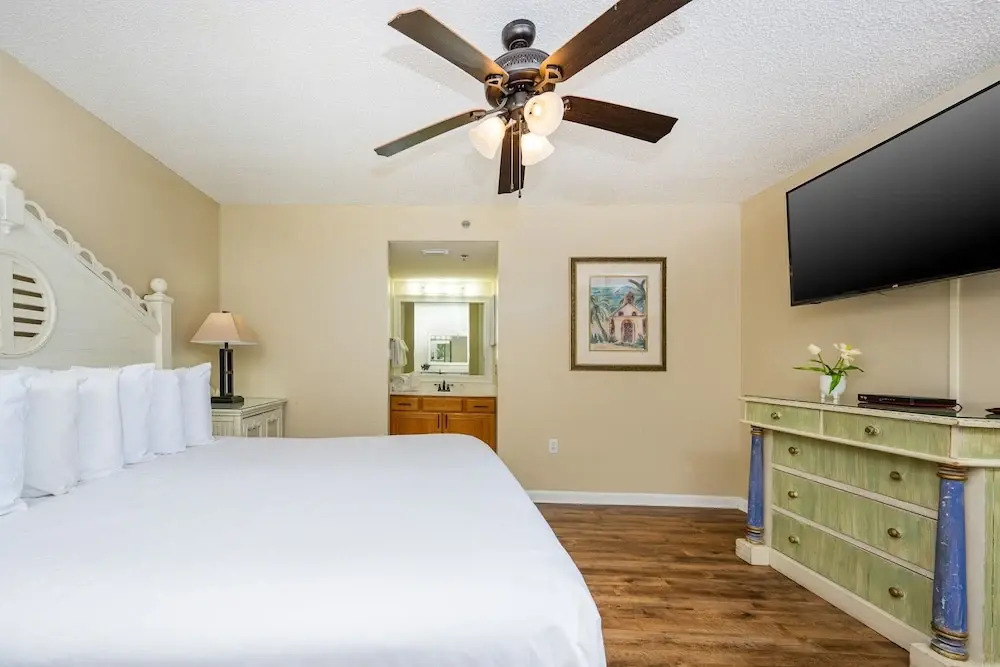 Phoenix Vi 6701 3 Bedroom Condo