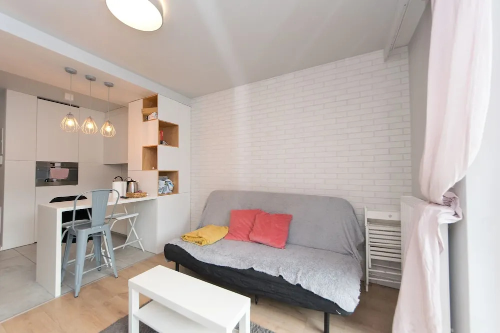 Main Trainstation one bedroom AC p4you