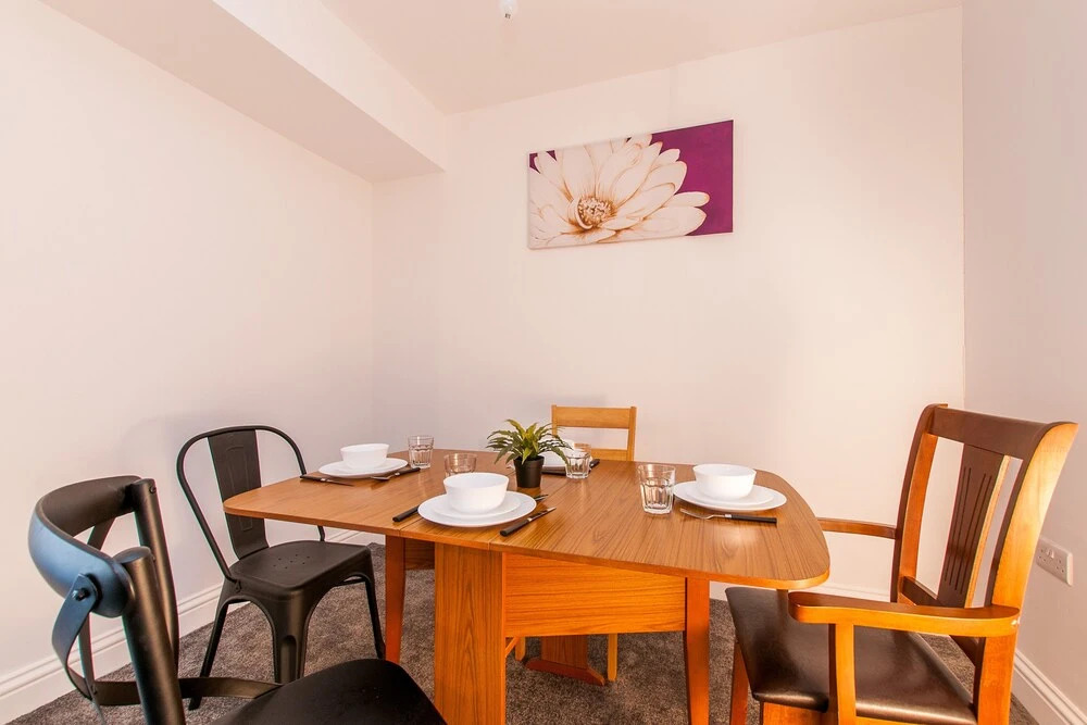 2 Bed Flat in Pedestrianized High Street