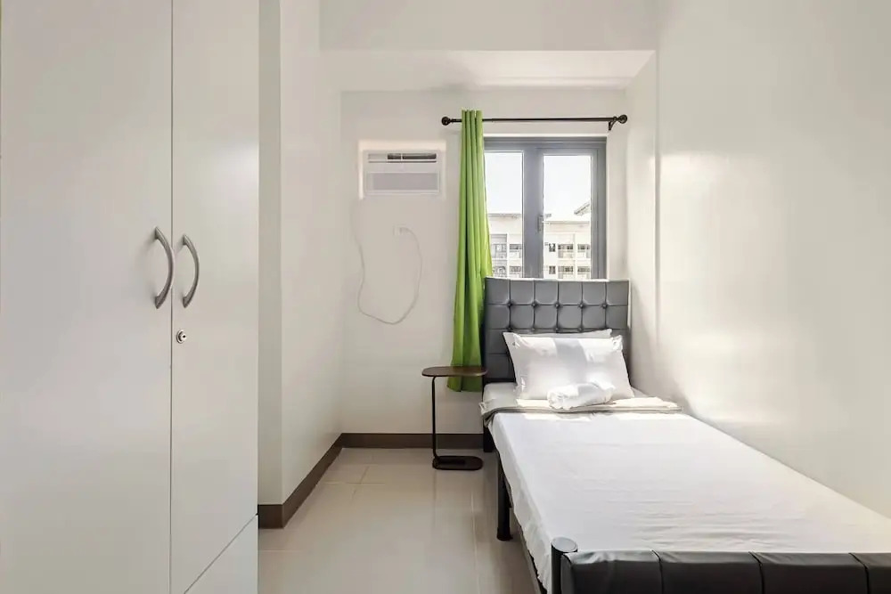 Near SM BF & Shopwise Slex Accessible 2BR for 4