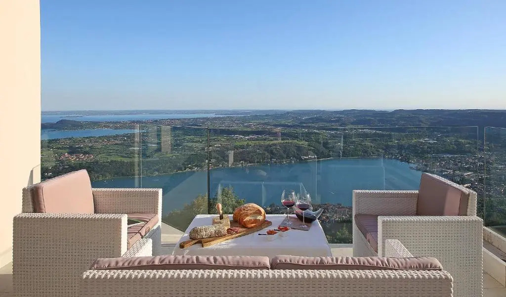 Villa Luna Stunning Modern Villa Shared Infinity Pool, Big garden, Fantastic lake view,AC