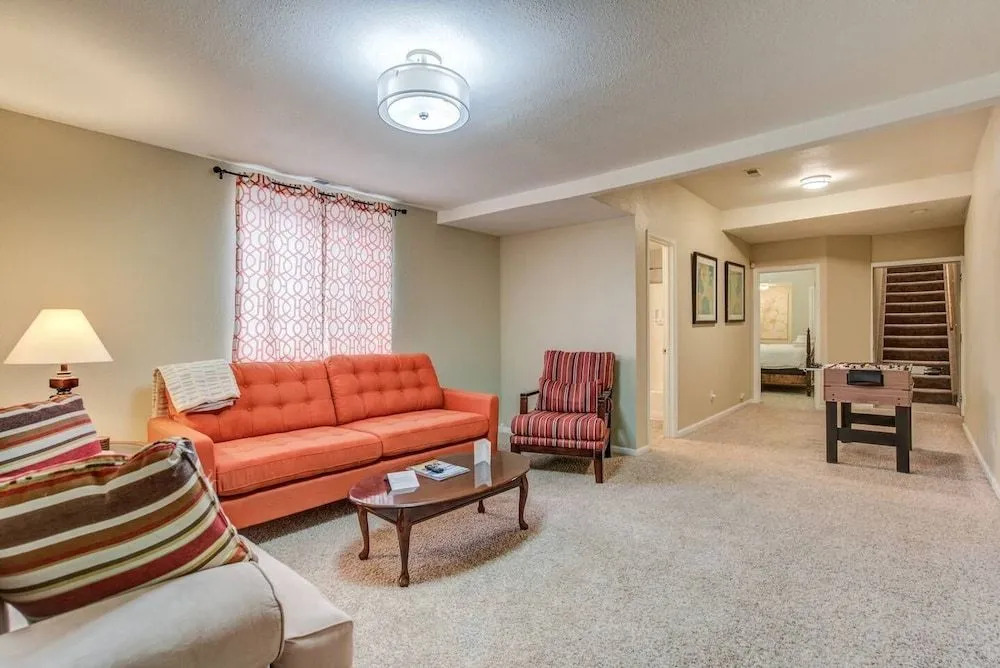 Pet-friendly 4 BR Family Stay Near Downtown