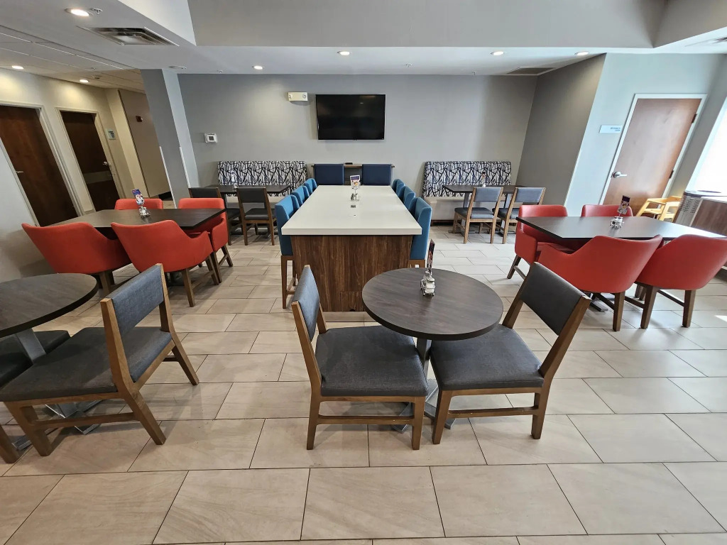 Holiday Inn Express Hotel & Suites Cincinnati-Blue Ash by IHG