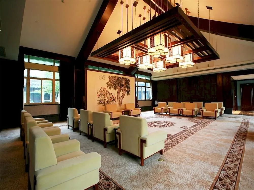 Mirror Lake Hotel