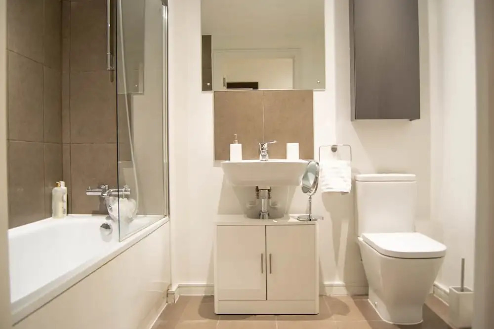Stunning 2 Bedroom Apartment on the River Thames