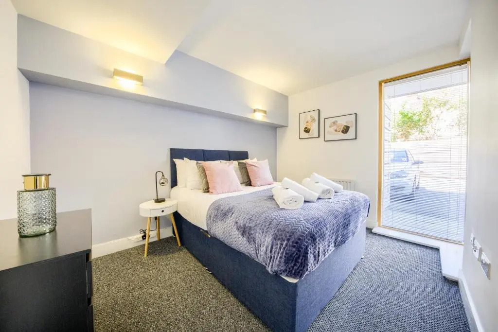 Coventry Luxury Townhouse City Centre Private Parking Sleeps 9 by EMPOWER HOMES rates incl VAT