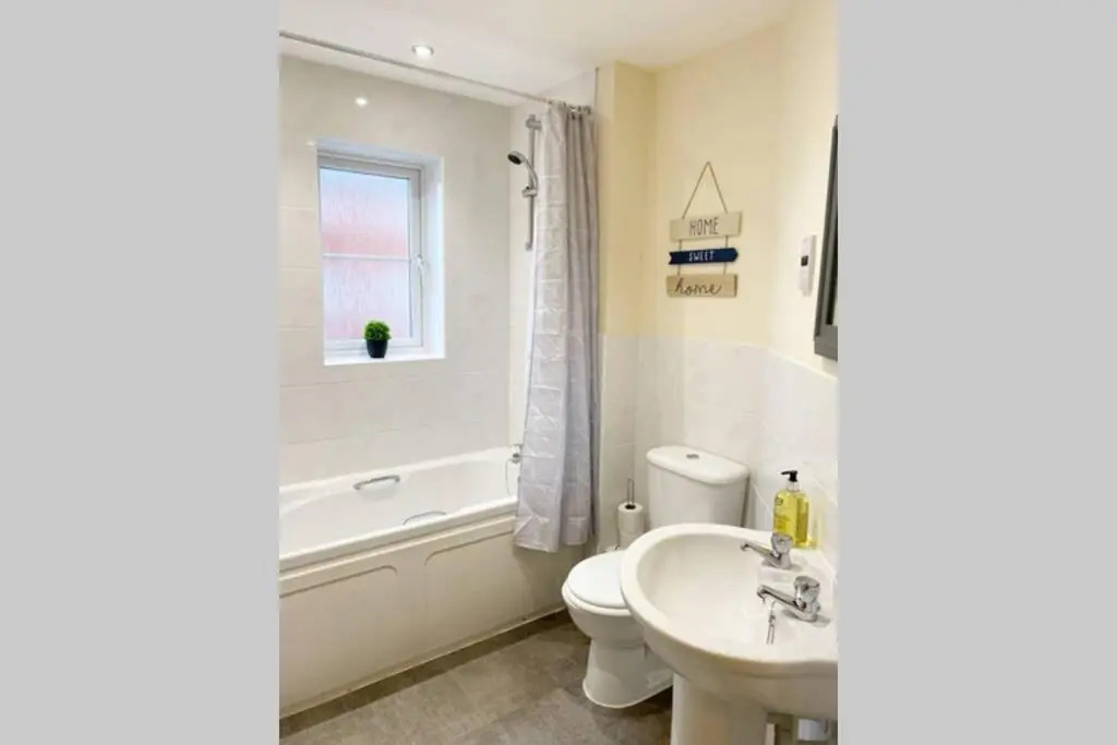 EasyRest House in Peterborough - Perfect for Contractors - Private Parking