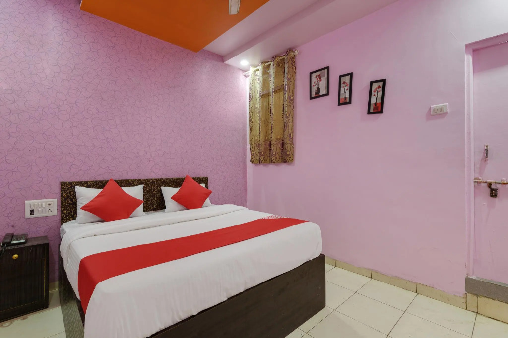 OYO 19830 Hotel Lucky Star