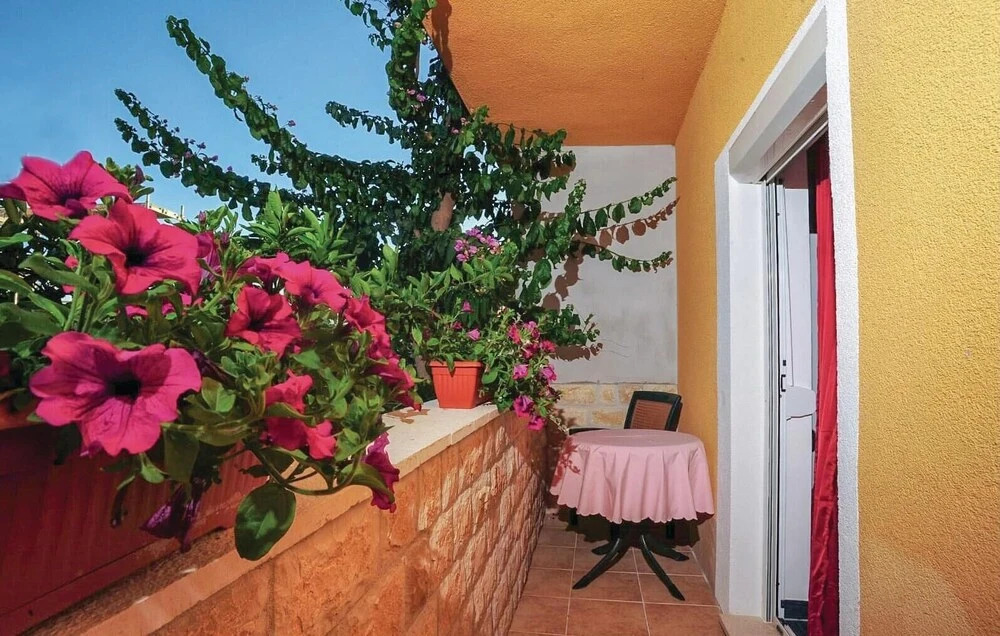 Stunning Apartment in Okrug Donji With 2 Bedrooms and Wifi