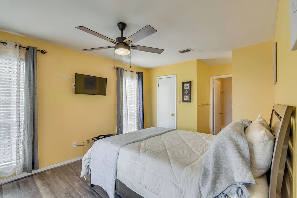 2 Mi to Hospitals! Houston Condo w/ Pool Access