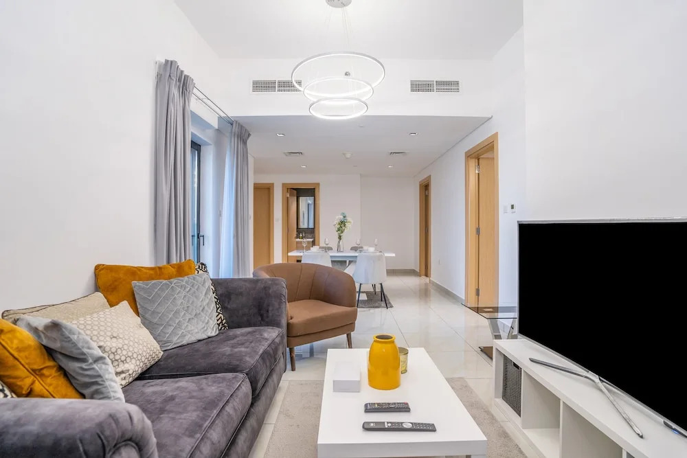 Tanin - Modern Spacious 1BR Apartment With 2 Balconies