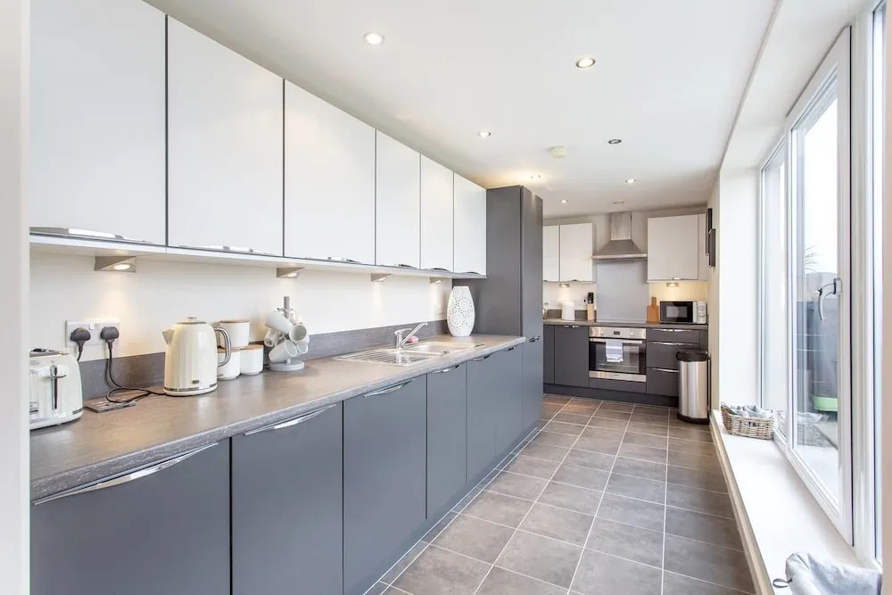 Luxury Penthouse Secc/hydro W/balcony & Parking