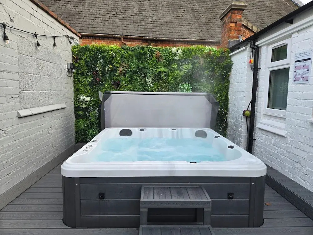 Derby City Centre Apartment With Roof Top Hot Tub