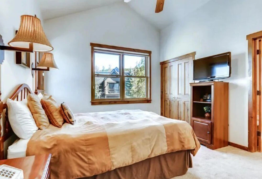 3 Bedroom Mountain Vacation Rental on Historic Downtown Main Street Within Walking Distance to Peak 9 Gondola