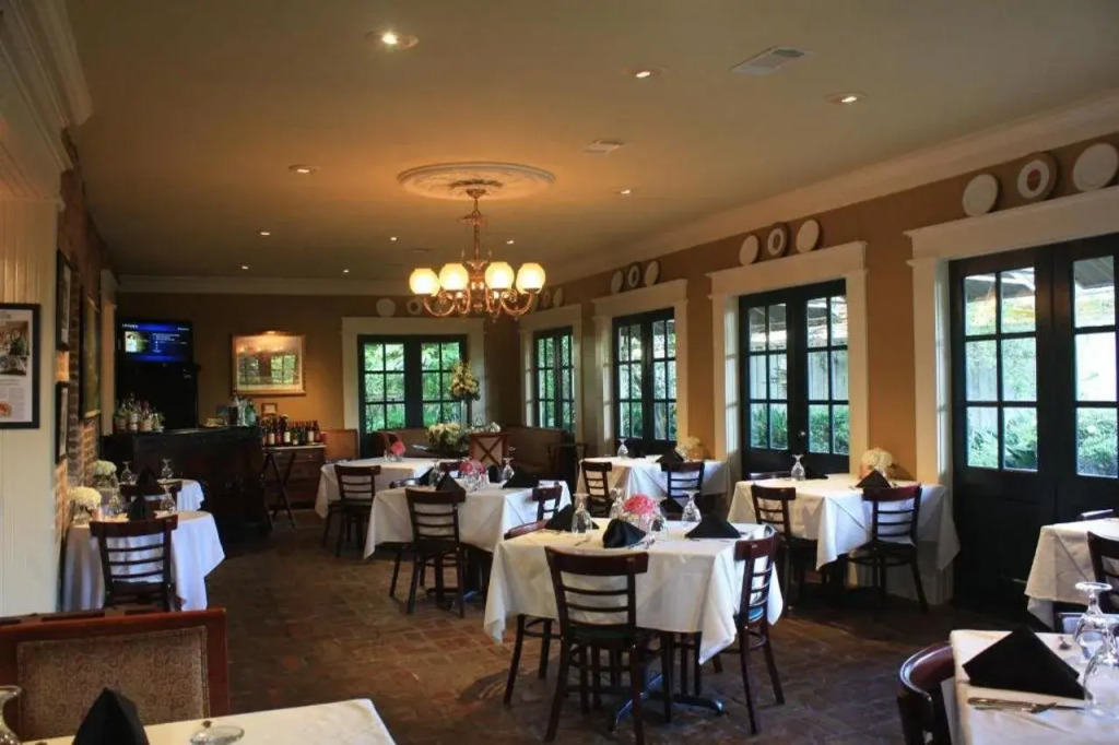 Anchuca Historic Mansion & Inn