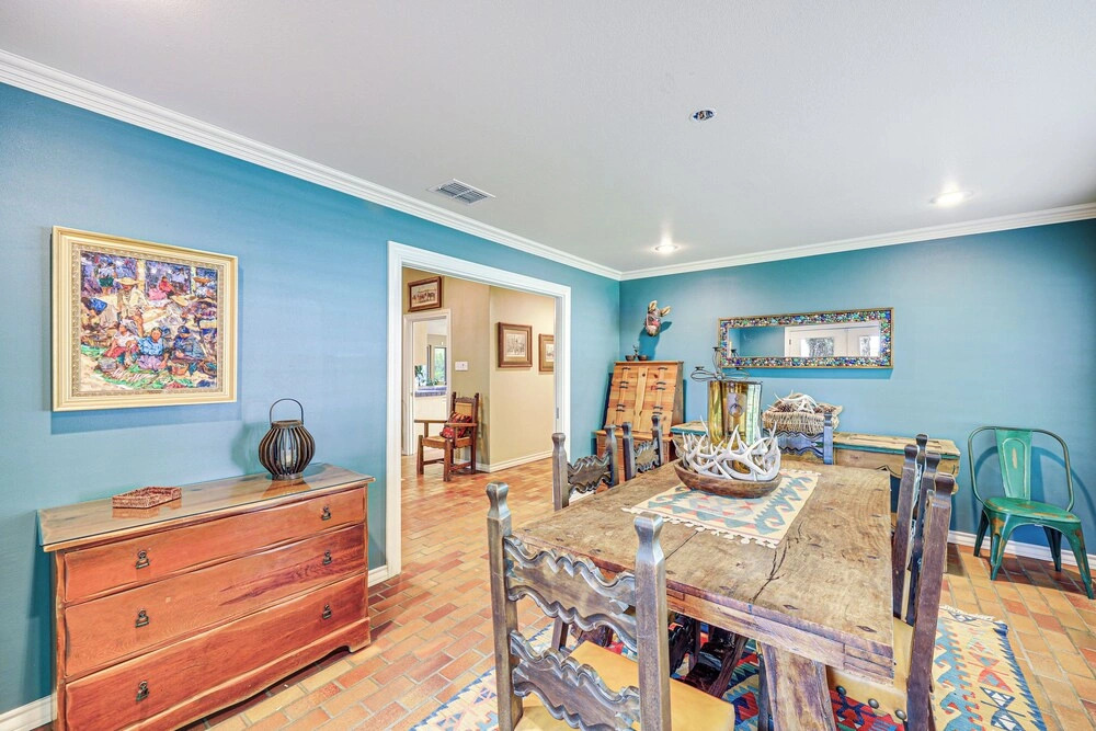 Del Rio Home w/ Large Yard, BBQ + Fireplace!