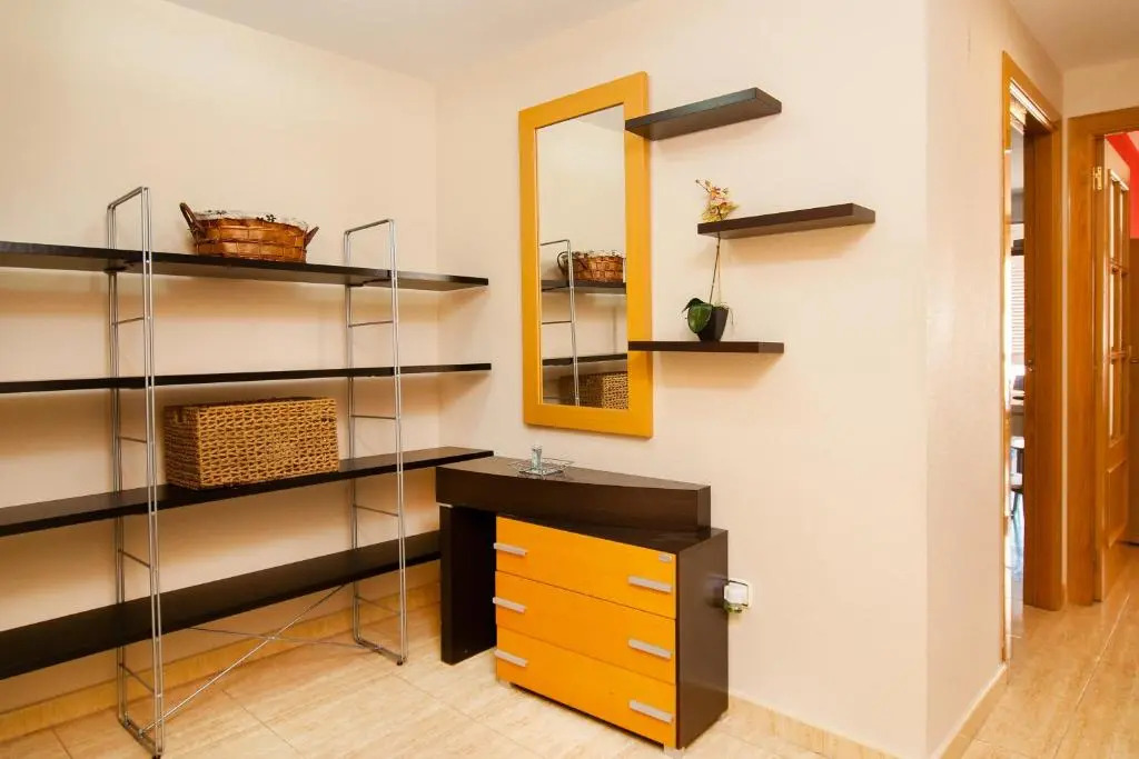 Apartamento de 4 dormitorios muy céntrico en San Juan Pueblo a tan sólo 2,5 km de la playa de San Juan y Muchavista