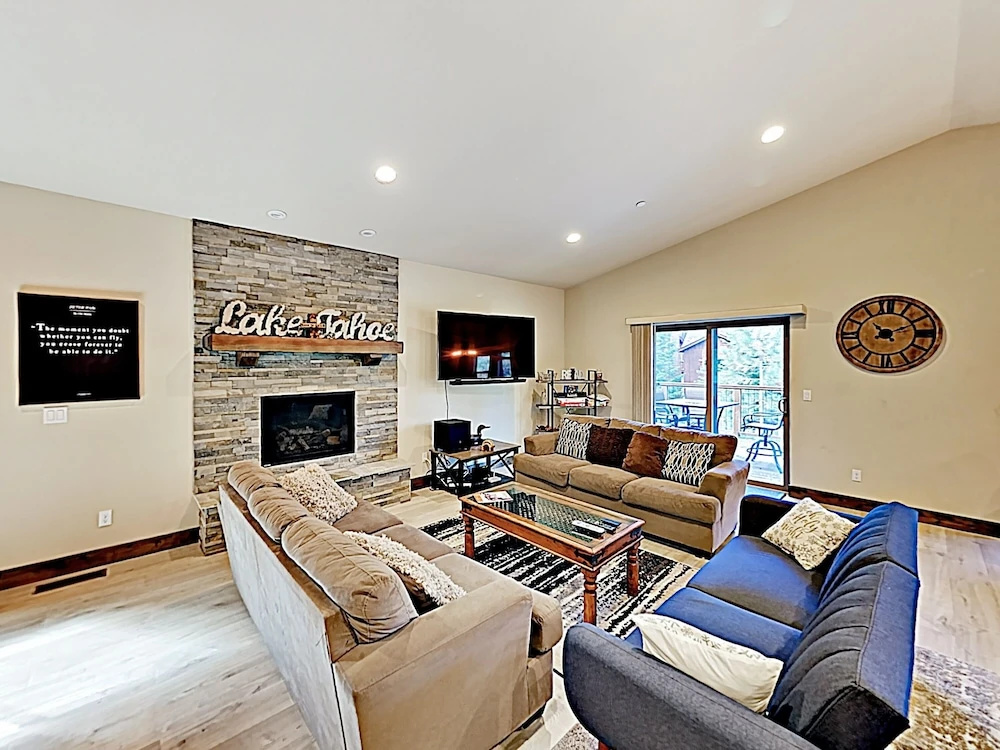 New Listing! New-build Alpine W/ Hot Tub 5 Bedroom Home