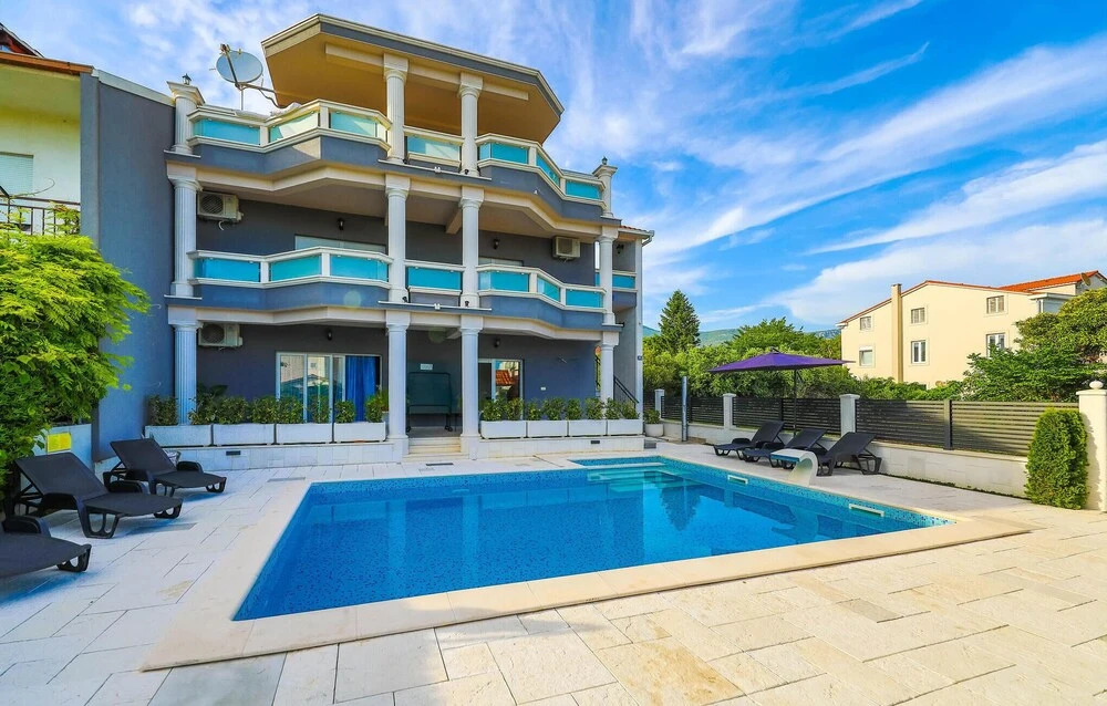 Beautiful Home in Kastel Stafilic With Wifi and 4 Bedrooms