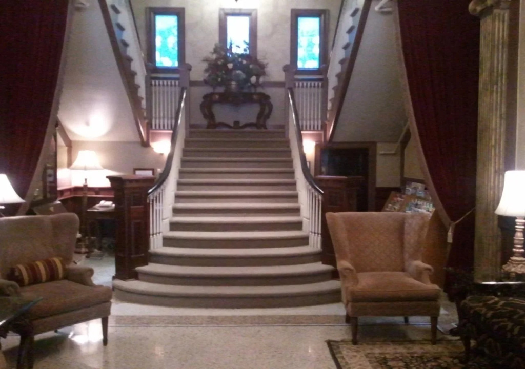MarQueen Hotel - NEWLY RENOVATED