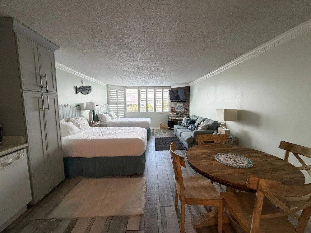 Renovated Beach Front Condo - Top of the Gulf 302