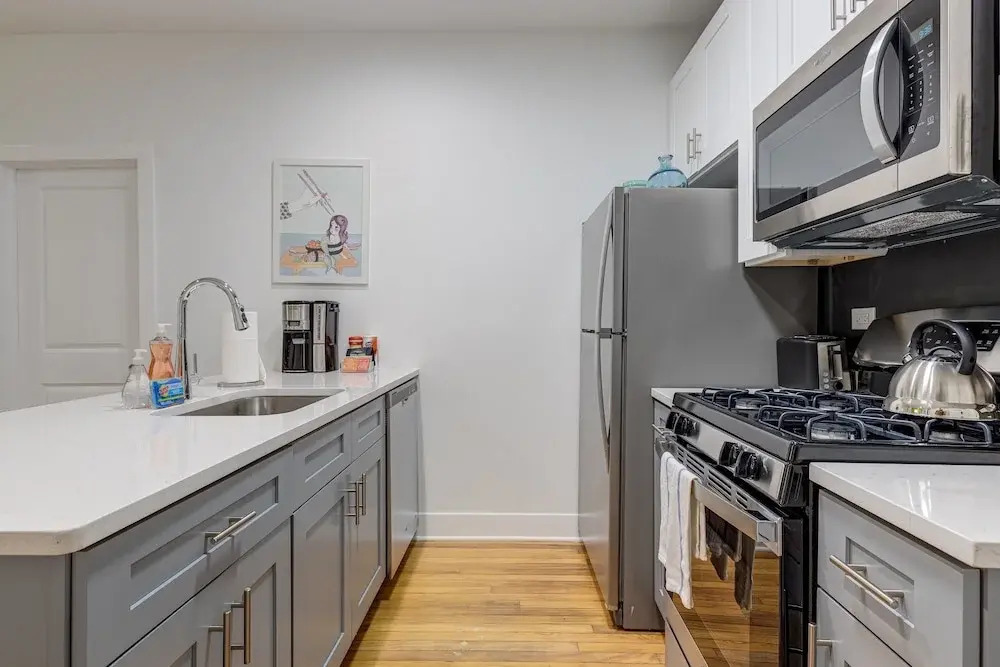 Artsy Chicago Abode: Steps to Shops & Restaurants by AllSet Turnover
