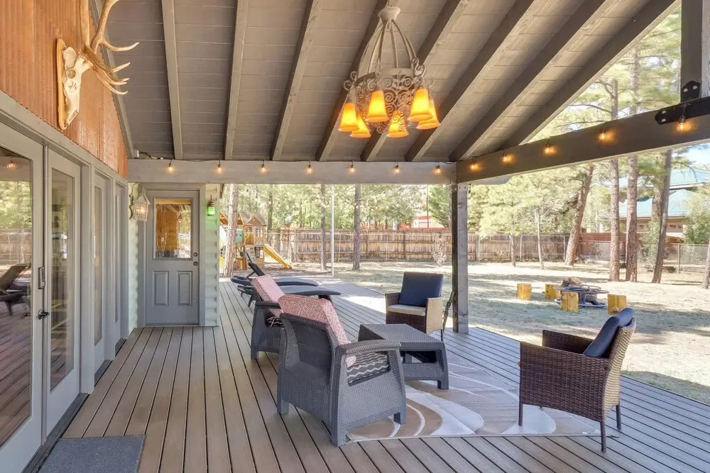 Fire Pit & Grill: Waterfront Cabin in Lakeside!