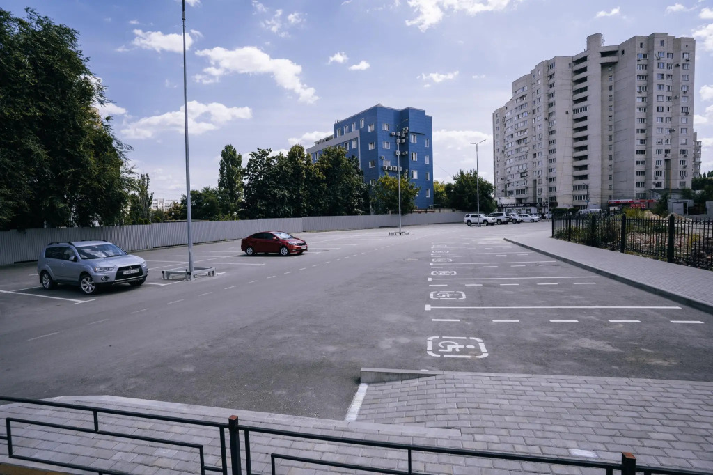 Атлант на улице Димитрова 51А