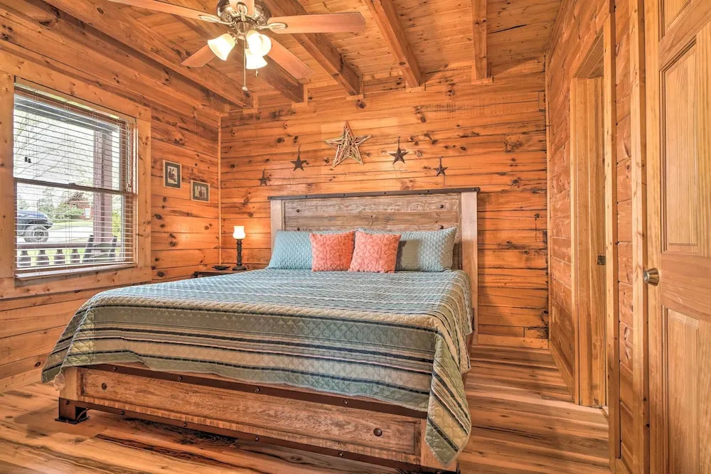 Mountain Pool Lodge Sevierville Cabin w/ Hot Tub