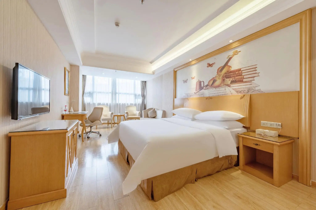 Vienna Hotel Shenzhen (FuYong metro station branch)