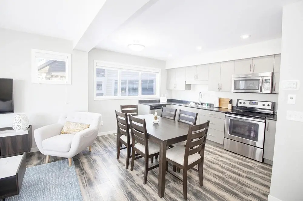 Bright Modern 4bed 2bath Townhouse With Parking