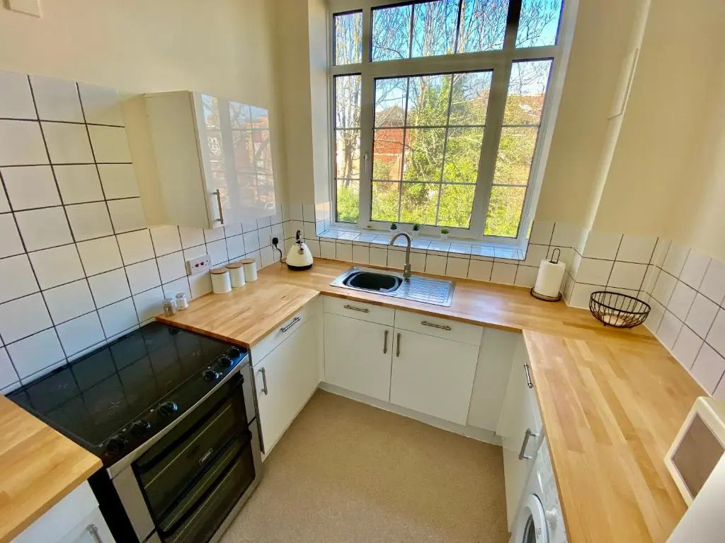 4 Single beds or 2 Doubles - FREE PARKING SPACES - SMART TV's - City Centre Spacious flat