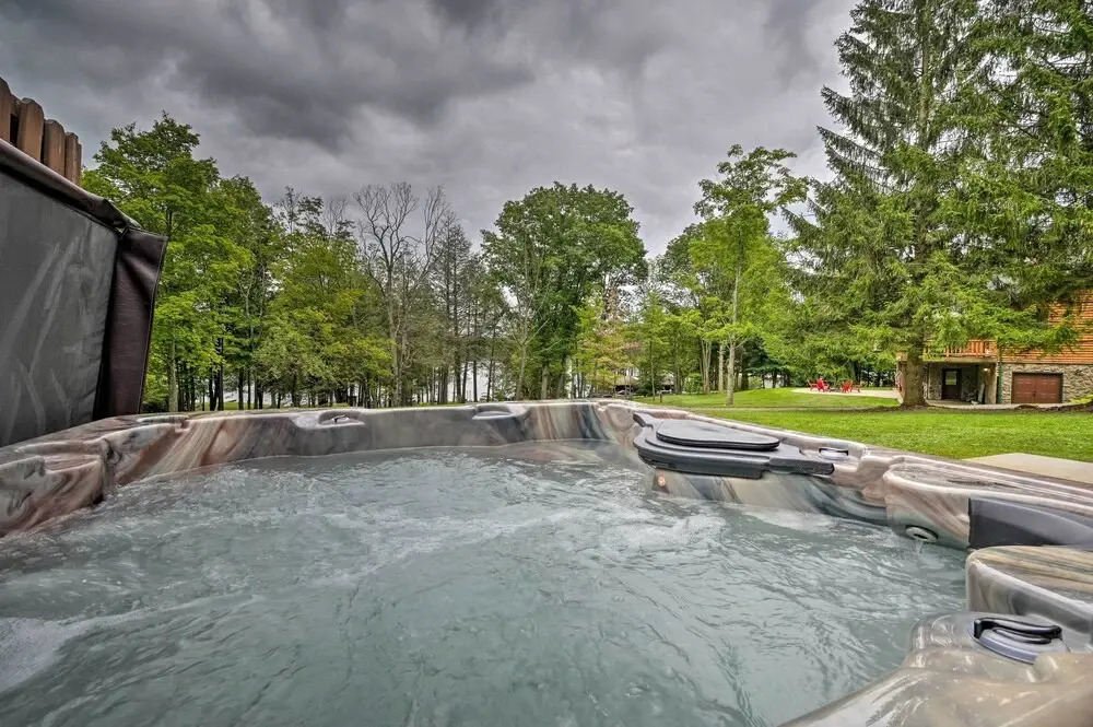 Indian Lake Retreat w/ Wet Bar & Covered Deck