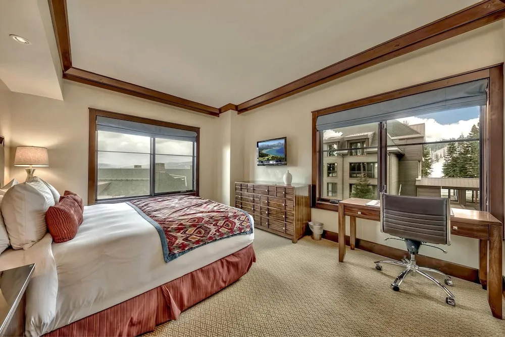 3 Bedroom Private -Tons Of Amenities Condo by RedAwning