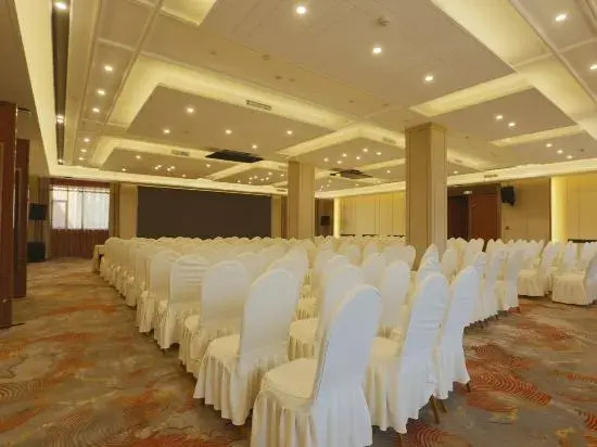 Yining Yili Huacheng Grand Hotel (People's Square)
