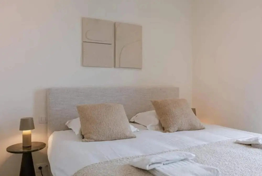 Nora - Elegant Seaview Escape With Balcony