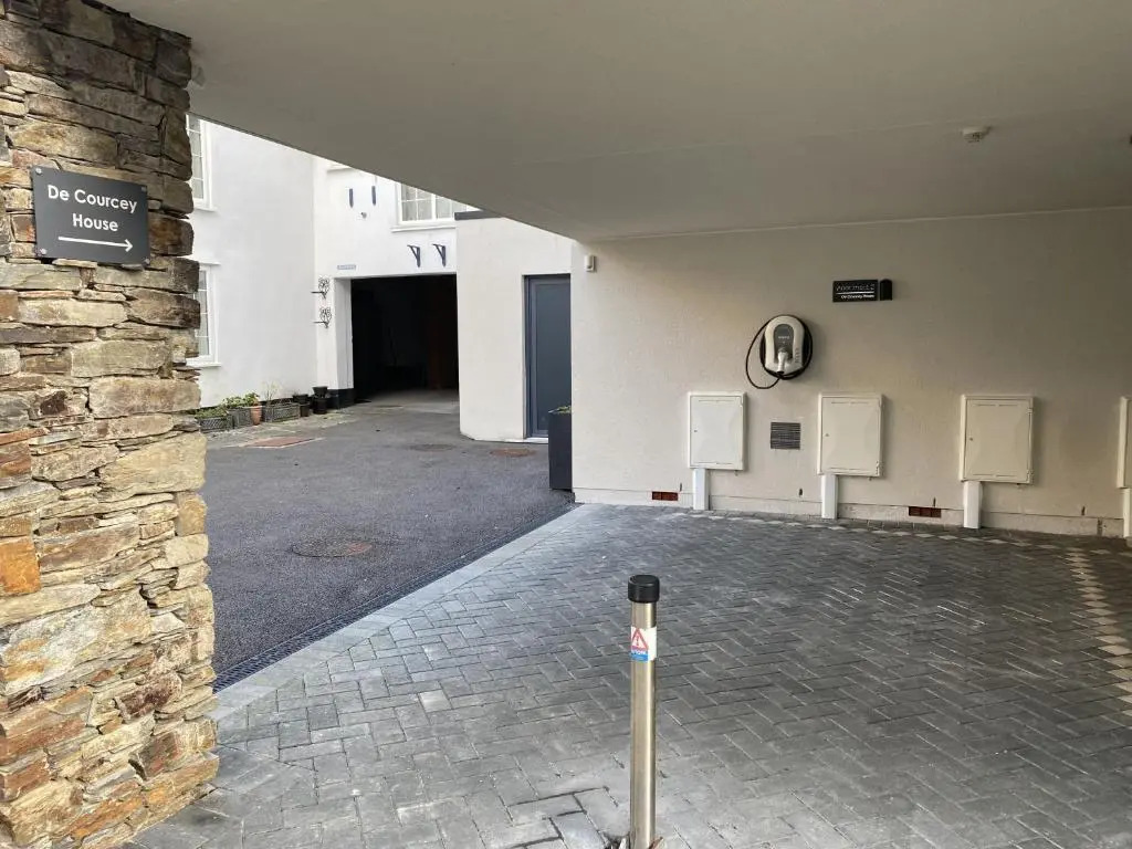 2 De Courcey House - Architect designed luxury apartment with parking, central Dartmouth