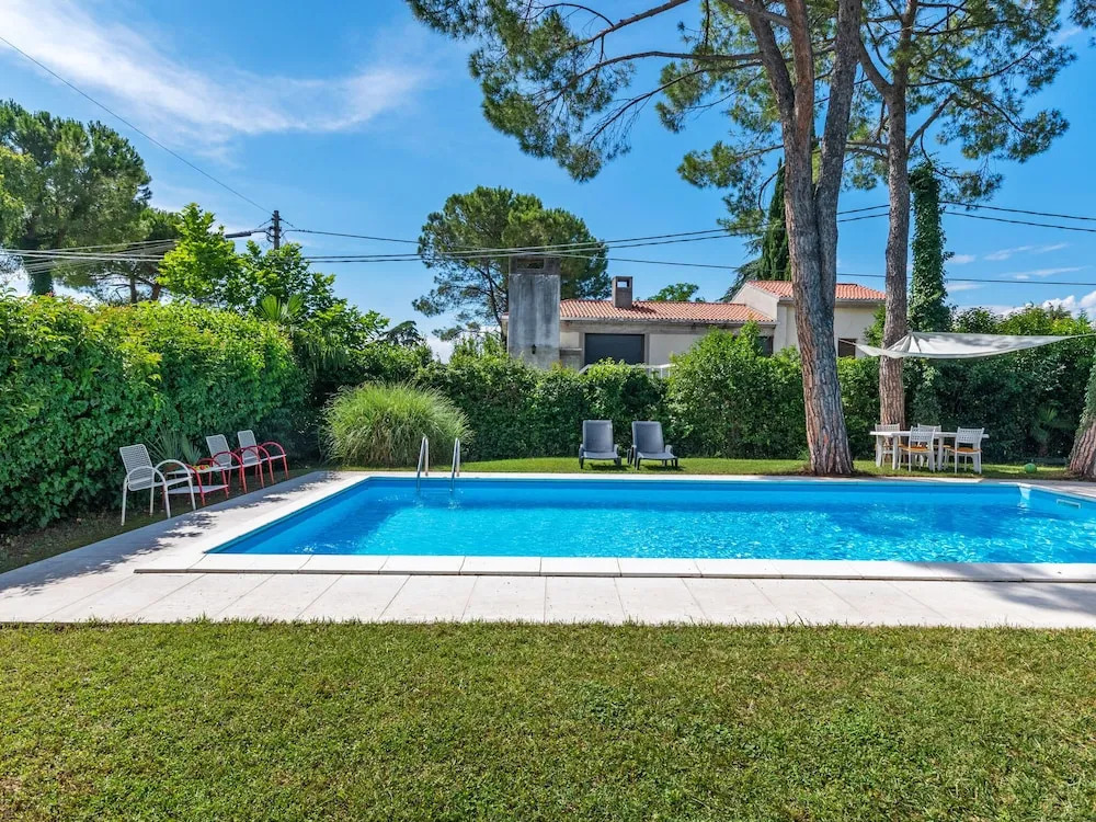 Comfortable Apartment With Library And Swimming Pool