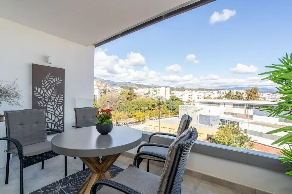 Inf3.4i - Modern & Bright City Apartment
