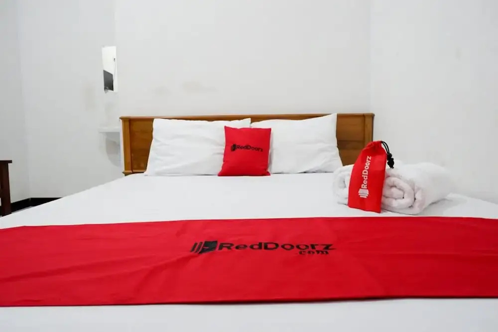 RedDoorz near Teleng Ria Beach