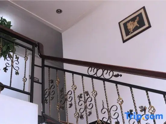Golden Phoenix Business Hotel (Linhai Branch)