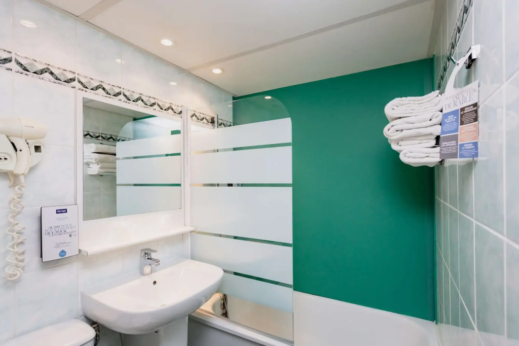 Brit Hotel Confort Nîmes Ouest - A9 sortie 25