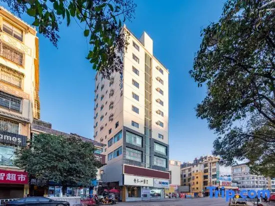 Qingyun Seasons Hotel (Weining Caohai Convention and Exhibition Center, Bijie)