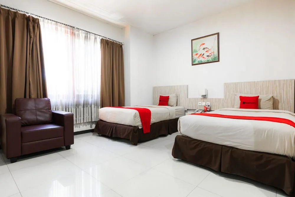 Reddoorz Plus Near Karebosi Area 3